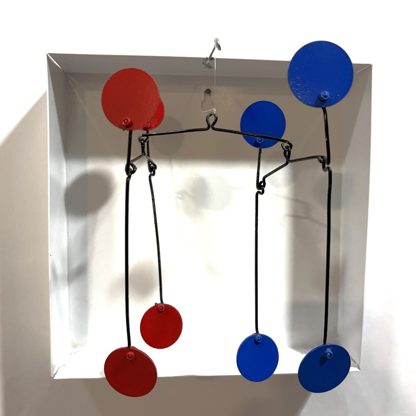 CÓNCLAVE - Móvil de pared - 23x23 cm
