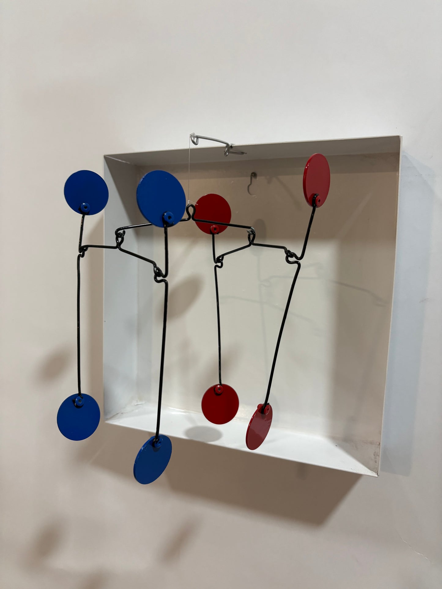 CÓNCLAVE - Móvil de pared - 23x23 cm