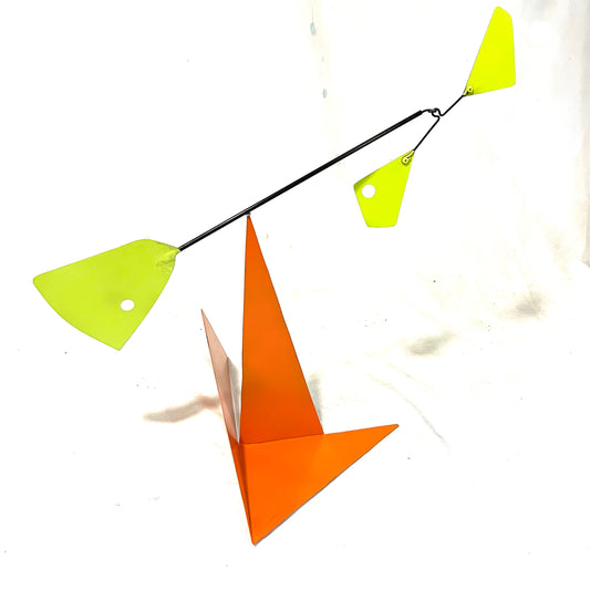 ORIGAMI - Equilibrio y poesía cinética que convierte cualquier rincón en arte vivo.