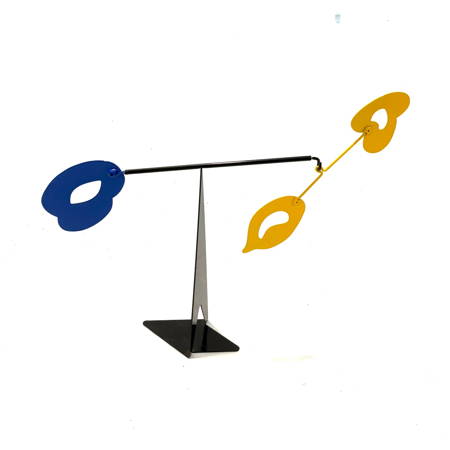 ÓRBITAS - Serie Tríada - Móvil de superficie - Alto 27 cm x Ancho 40 cm